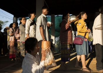 ชาวบ้านร่วมงานบุญกุ้มข้าวใหญ่ ที่สมาคมคนทามเมื่อเดือนกุมภาพันธ์ 2563 ทั้งนี้ชุมชนระดมทุนผ่านการบริจาคข้าวทุกปี เพื่อใช้สนับสนุนกิจกรรมของกลุ่ม (ที่มา: Luke Duggleby)